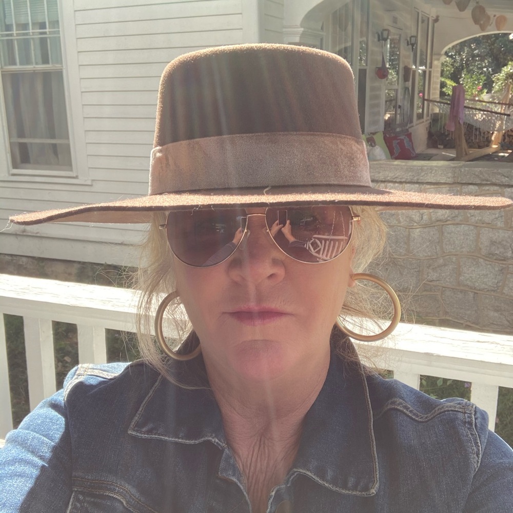 Meet your Posher, Laurie